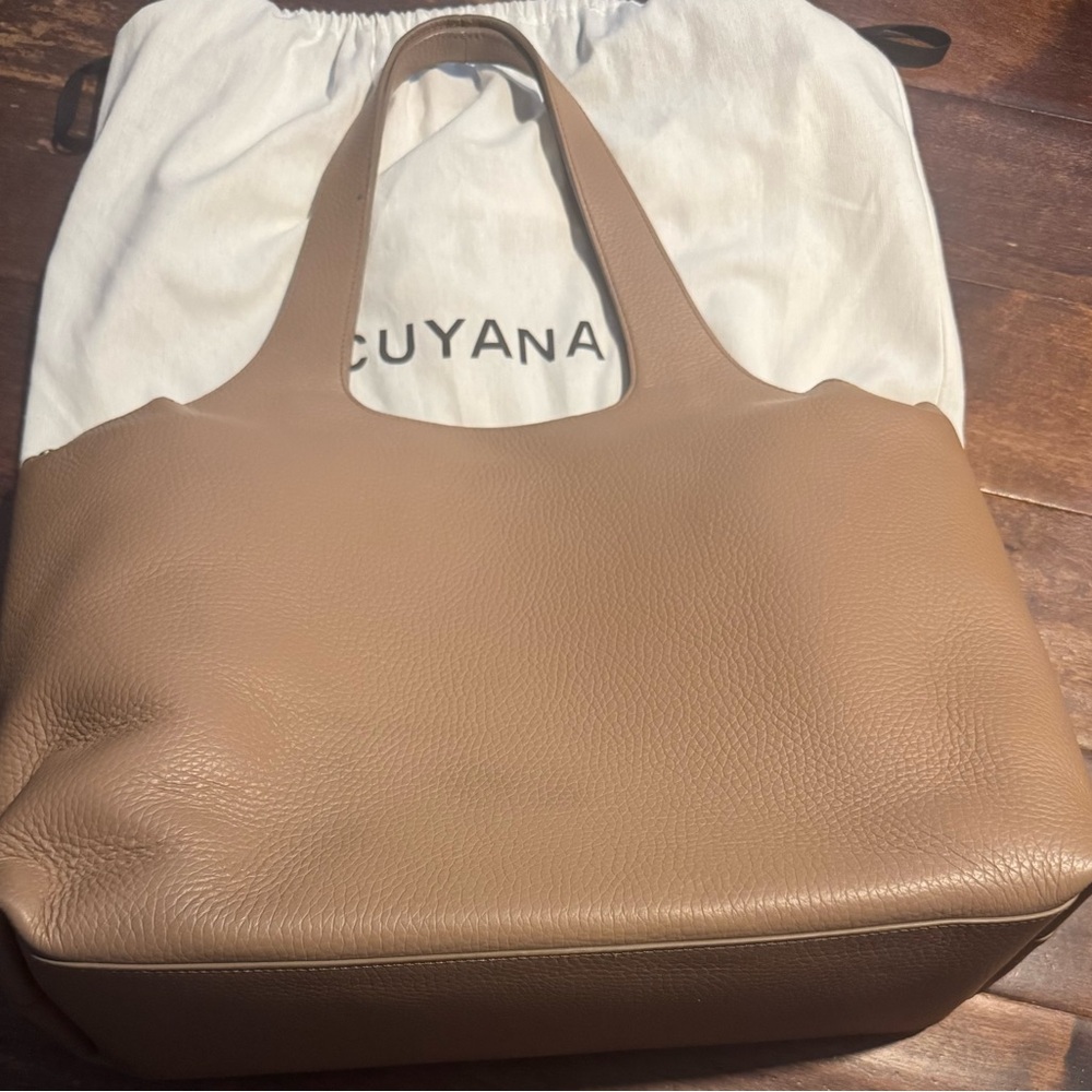 Cuyana Pebbled Leather Tote in Taupe